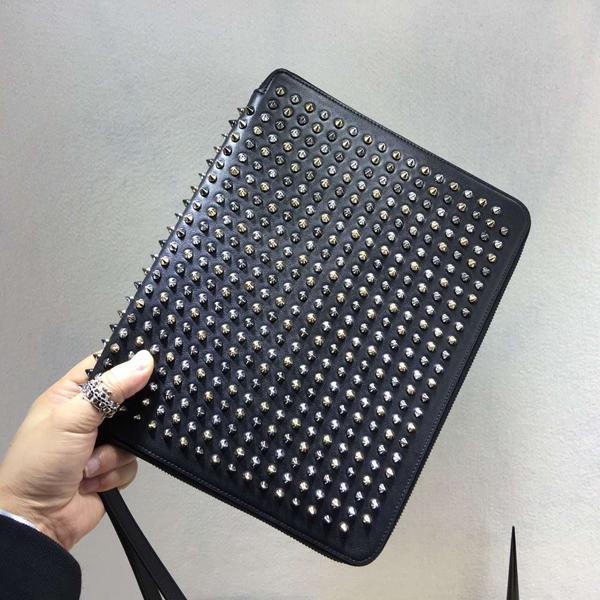 TOPセラー賞受賞┃ルブタン コピー┃Spiked leather iPad case